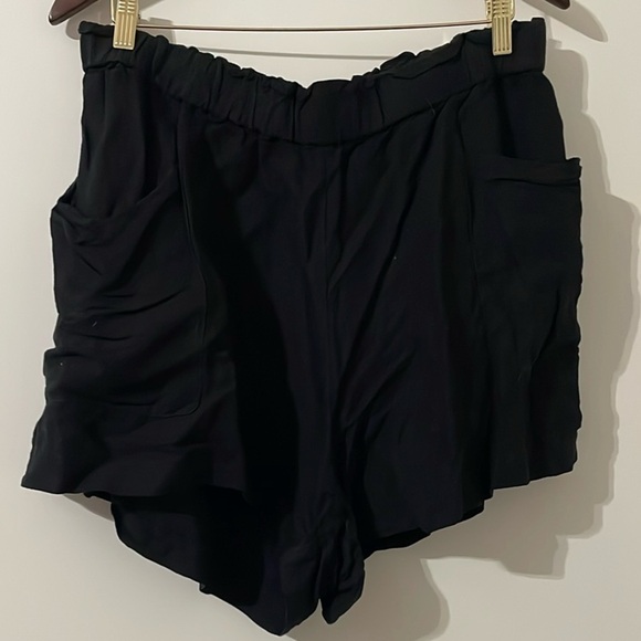 H&M Women's Black Shorts Size L - Picture 1 of 5